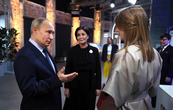 Президент РФ В. Путин посетил центр "Зотов"