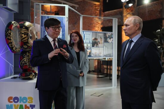 Президент РФ В. Путин посетил центр "Зотов"