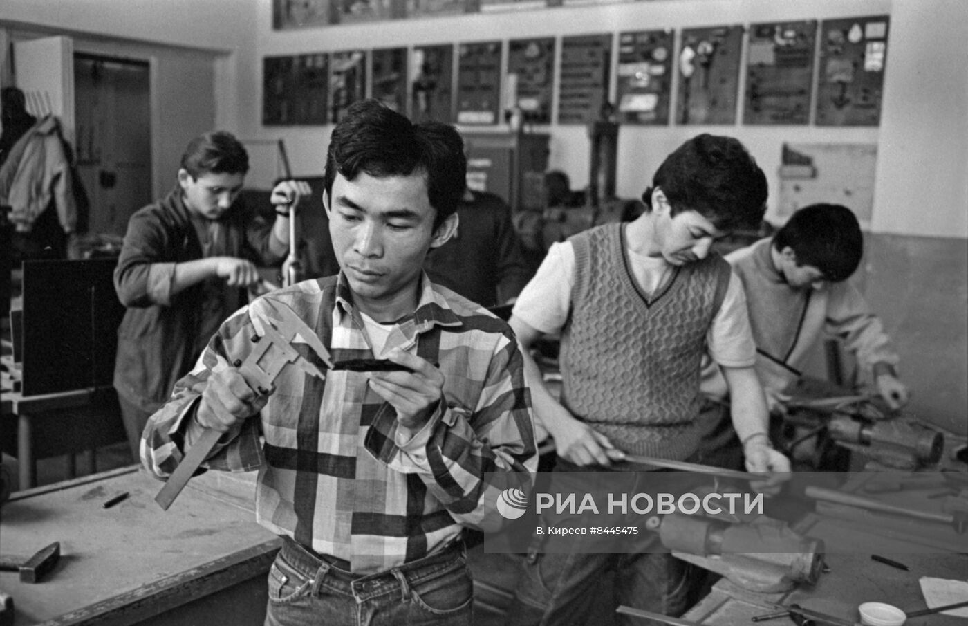 Студенты из Камбоджи, обучающиеся в Харьковском электромеханическом техникуме