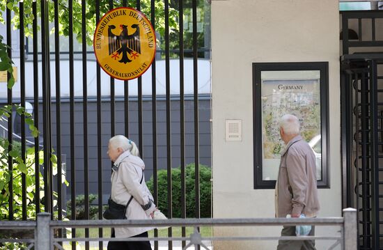 Прекращение работы визовых отделов генконсульств ФРГ в России