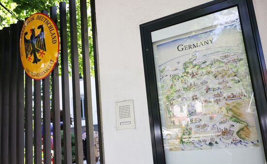 Прекращение работы визовых отделов генконсульств ФРГ в России