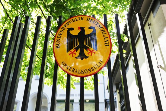 Прекращение работы визовых отделов генконсульств ФРГ в России