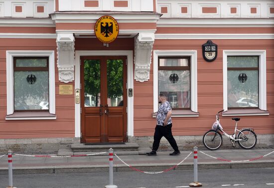 Прекращение работы визовых отделов генконсульств ФРГ в России