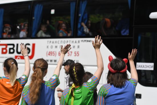 Отъезд детей на отдых в оздоровительные лагеря