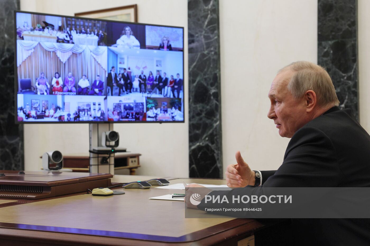 Президент РФ В. Путин провел встречу с семьями, награжденными орденом "Родительская слава"