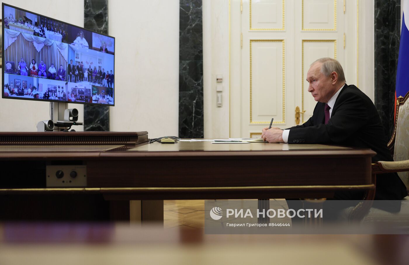 Президент РФ В. Путин провел встречу с семьями, награжденными орденом "Родительская слава"