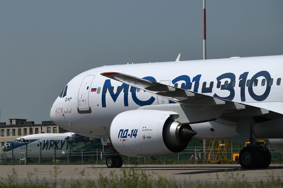 Самолет МС-21, покрашенный в новую ливрею, прилетел в Жуковский 