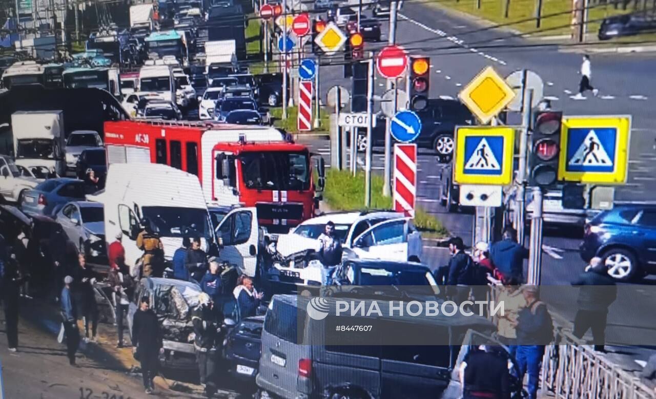 Массовое ДТП с участием грузовика в Санкт-Петербурге