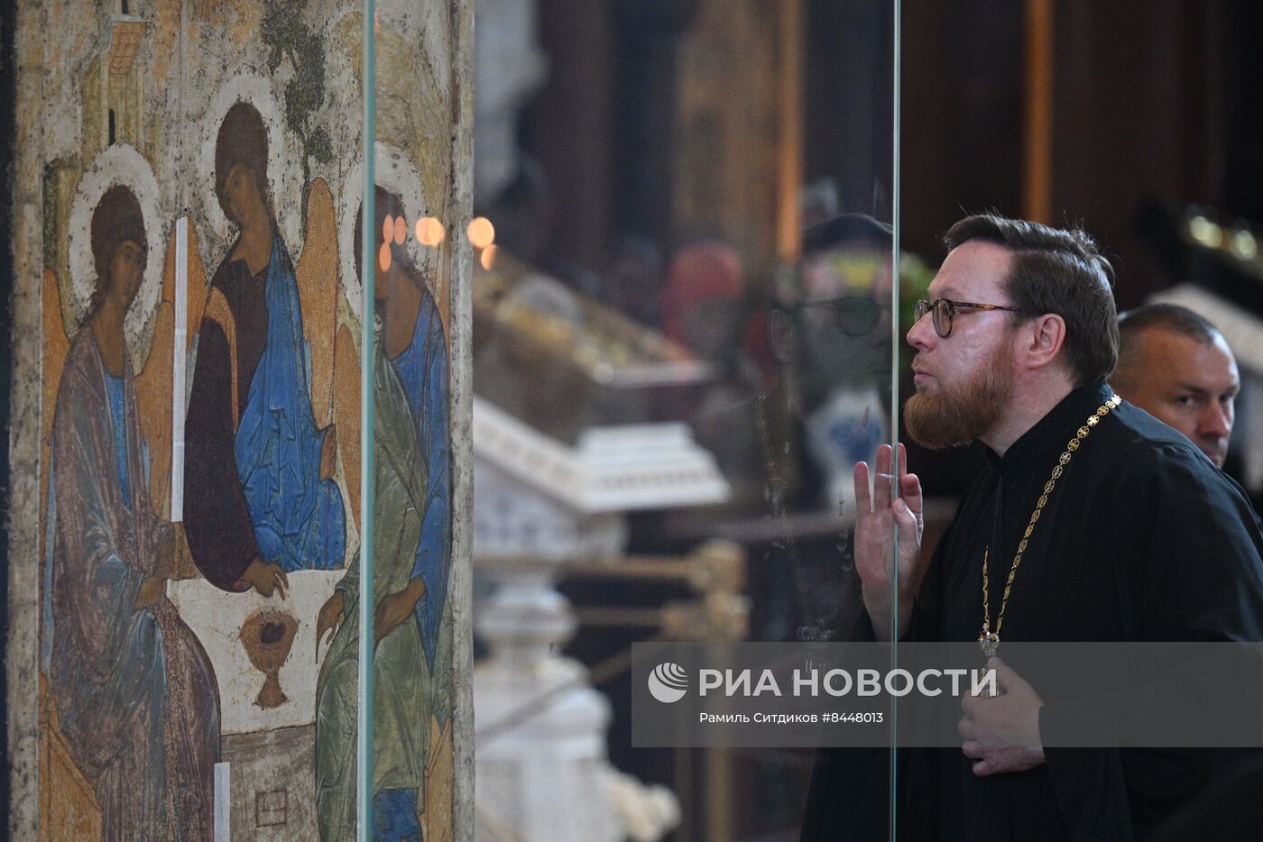 Патриаршее служение  по случаю принесения  иконы Святой Троицы в храм Христа Спасителя