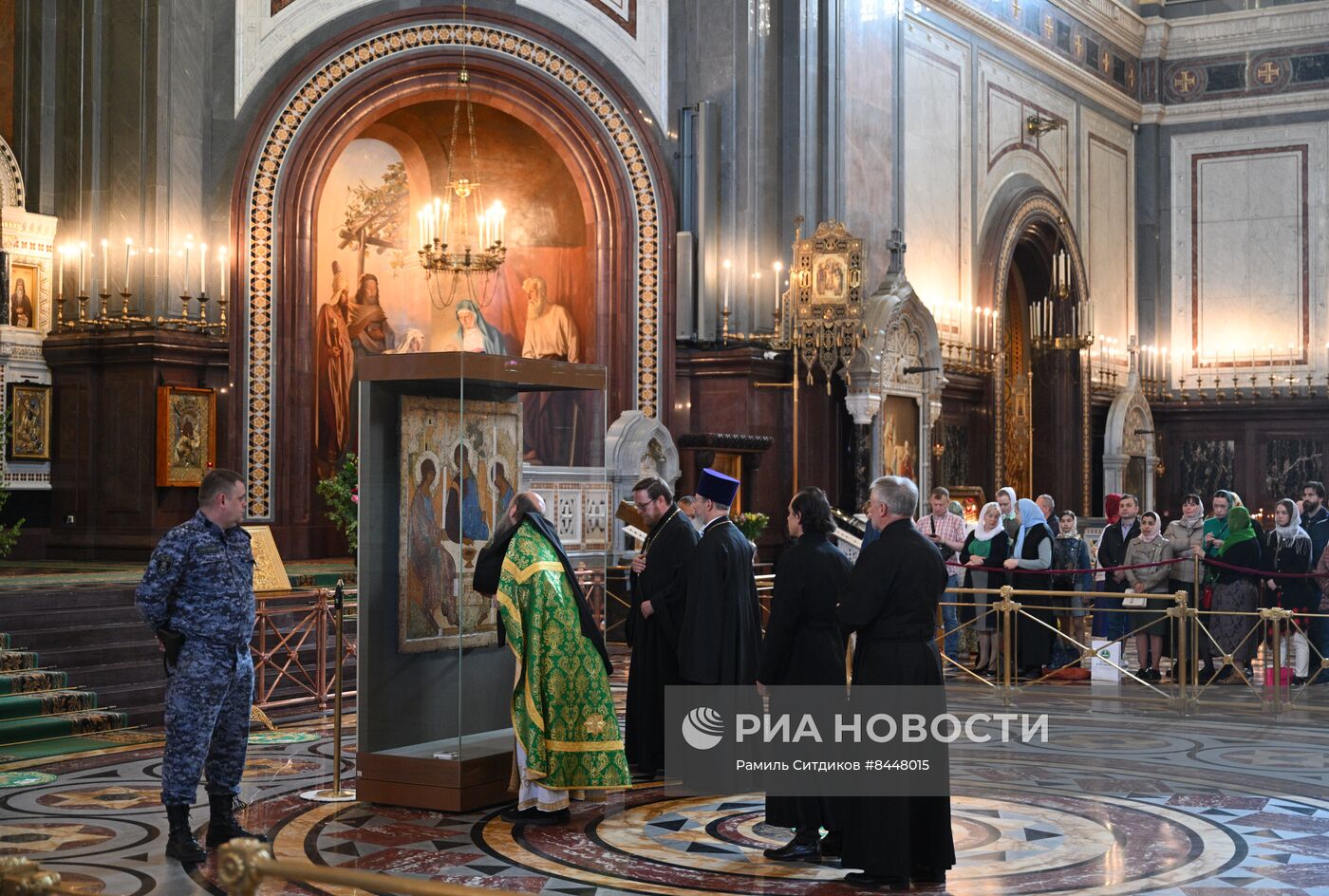 Патриаршее служение  по случаю принесения иконы Святой Троицы в храм Христа Спасителя