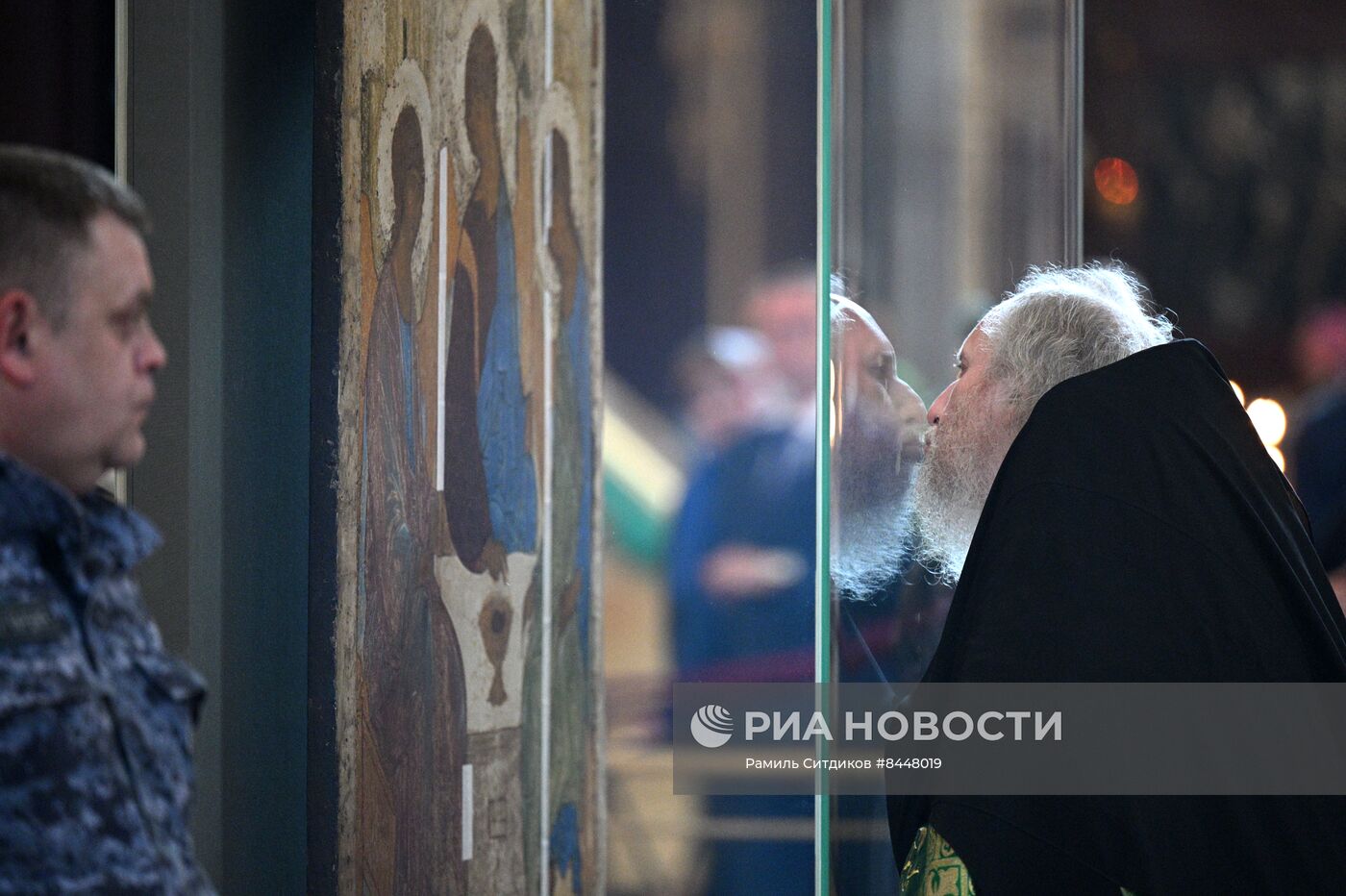 Патриаршее служение  по случаю принесения иконы Святой Троицы в храм Христа Спасителя