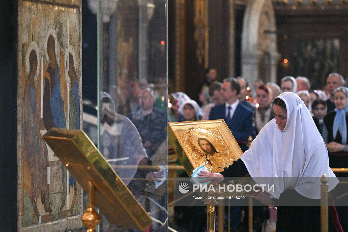 Патриаршее служение  по случаю принесения иконы Святой Троицы в храм Христа Спасителя