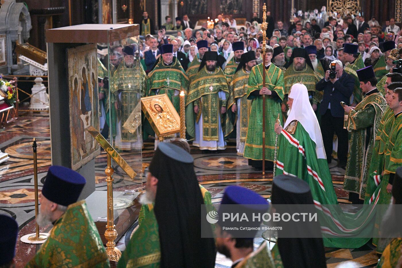 Патриаршее служение  по случаю принесения иконы Святой Троицы в храм Христа Спасителя