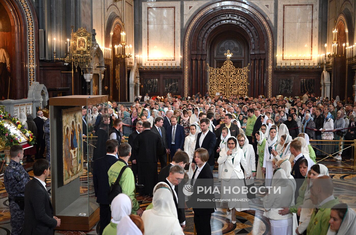 Патриаршее служение  по случаю принесения иконы Святой Троицы в храм Христа Спасителя