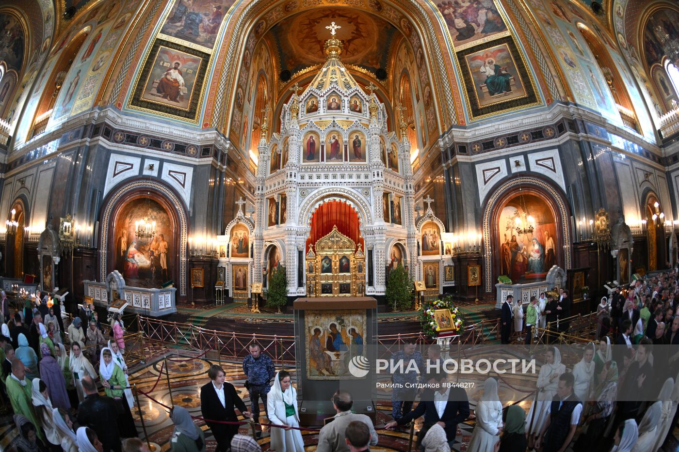 Патриаршее служение по случаю принесения иконы Святой Троицы в храм Христа Спасителя