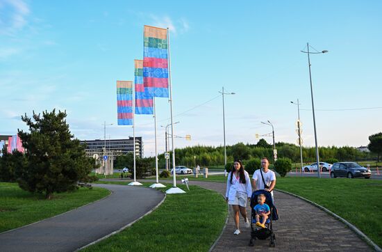 Жители проходят мимо флагов с символикой заседания Евразийского межправительственного совета в Сочи. Место: Россия, Краснодарский край, Сочи. Автор: Алексей Майшев/РИА Новости. Сочи накануне Евразийского конгресса 2023