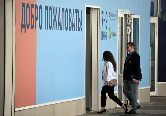 Участники Евразийского экономического форума в Парке науки и искусства "Сириус". Место: Россия, Федеральная территория "Сириус". Автор: Алексей Майшев/РИА Новости. ЕАЭС 2023. Выставка "Евразия - наш-дом"