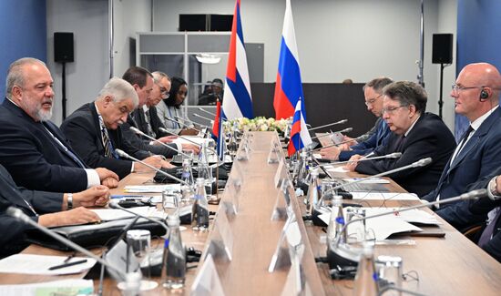 Встреча вице-премьера правительства РФ Д. Чернышенко и премьер-министра Кубы М. М. Крусом
