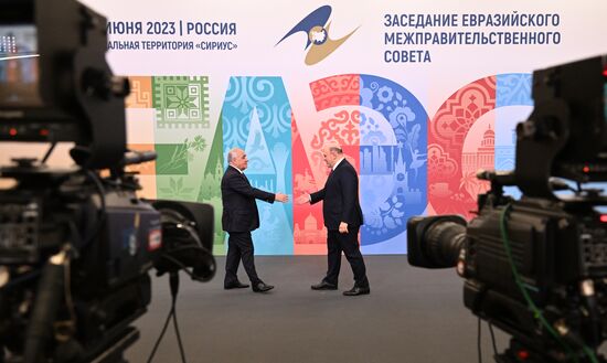 Церемония фотографирования премьер-министра РФ М. Мишустина с главами делегаций не участвующих в заседании Евразийского межправительственного совета в узком составе