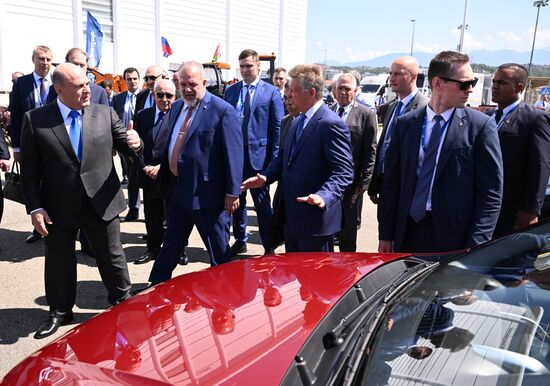 Председатель правительства РФ Михаил Мишустин, премьер-министр Кубы Мануэль Марреро Крус и президент АО "АВТОВАЗ" Максим Соколов (слева направо) во время осмотра главами делегаций выставки "Евразия - наш дом" в Парке науки и искусства "Сириус". Место: Россия, Федеральная территория "Сириус". Автор: Алексей Майшев/РИА Новости. Осмотр главами делегаций выставки "Евразия - наш дом"