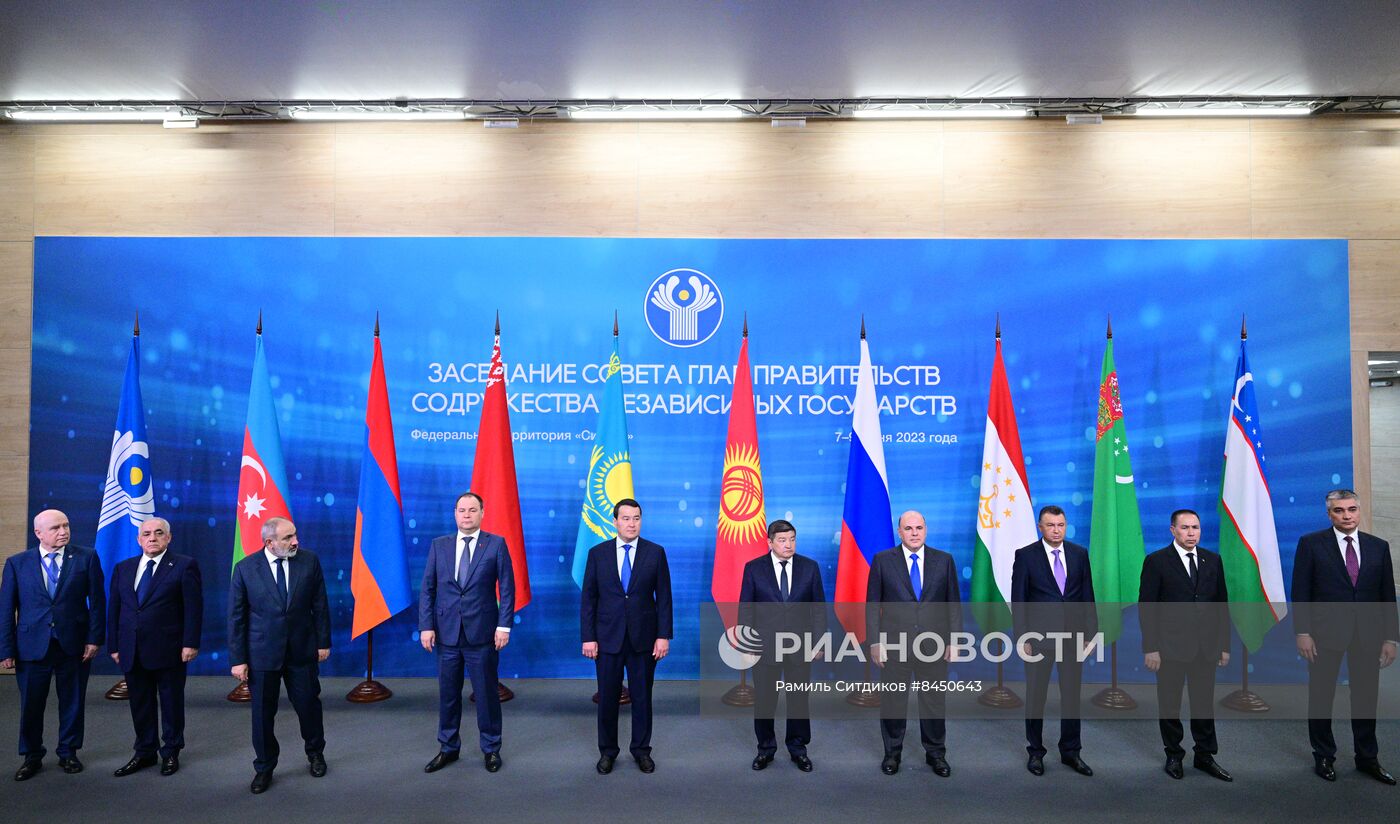 Совместное фотографирование глав делегаций Совета глав правительств СНГ