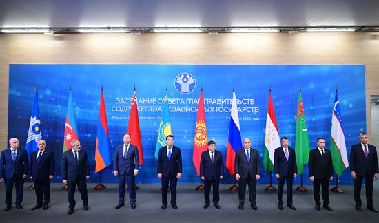 Совместное фотографирование глав делегаций Совета глав правительств СНГ