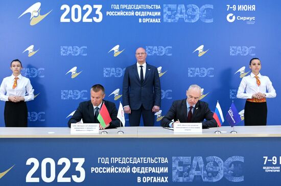 Церемония подписания соглашений в присутствии заместителя председателя правительства РФ Д. Чернышенко