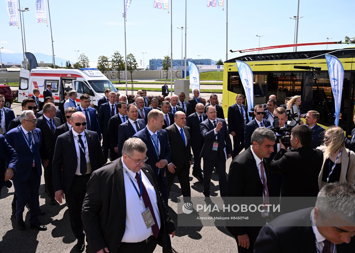 Осмотр главами делегаций выставки "Евразия - наш дом"