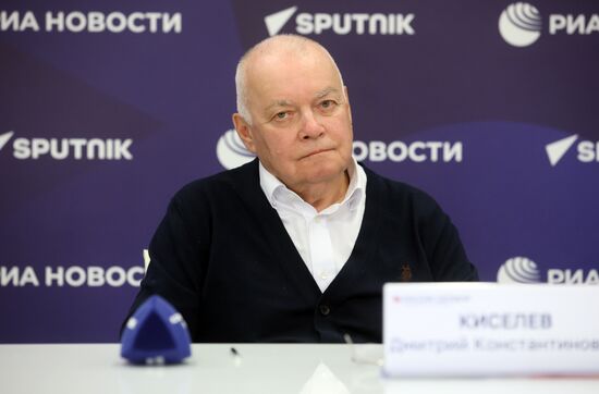 Подписание меморандума об информационном партнерстве Международной медиагруппы "Россия сегодня" и Театра на Бронной