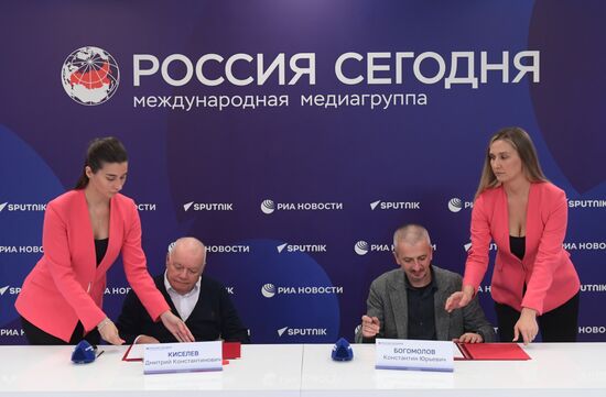 Подписание меморандума об информационном партнерстве Международной медиагруппы "Россия сегодня" и Театра на Бронной