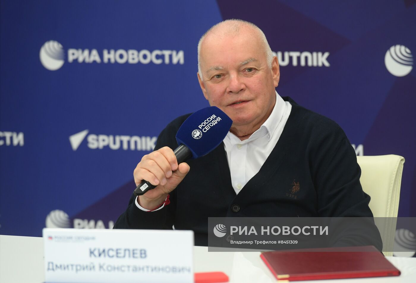 Подписание меморандума об информационном партнерстве Международной медиагруппы "Россия сегодня" и Театра на Бронной