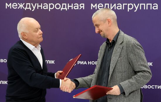 Подписание меморандума об информационном партнерстве Международной медиагруппы "Россия сегодня" и Театра на Бронной