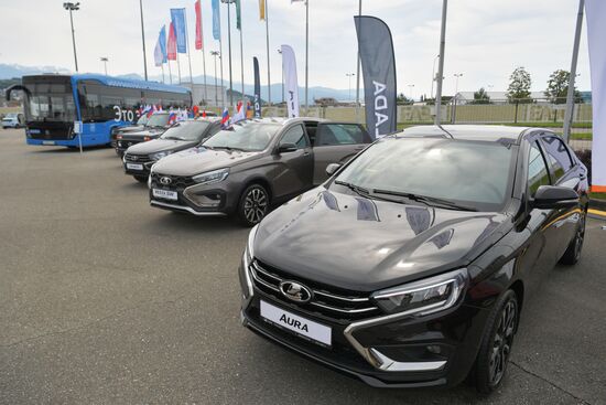 Автомобиль Lada Vesta Aura (на первом плане) на выставке "Евразия – наш дом" в рамках Евразийского экономического форума в Парке науки и искусства "Сириус". Место: Россия, Федеральная территория "Сириус". Автор: Евгений Биятов/РИА Новости. ЕАЭС-2023. Работа форума