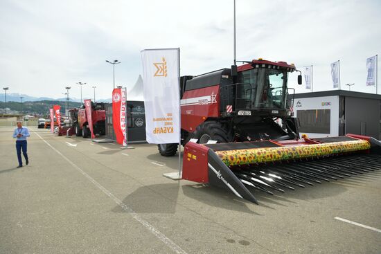 Сельскохозяйственная техника на выставке "Евразия – наш дом" в рамках Евразийского экономического форума в Парке науки и искусства "Сириус". Место: Россия, Федеральная территория "Сириус". Автор: Евгений Биятов/РИА Новости. ЕАЭС-2023. Работа форума