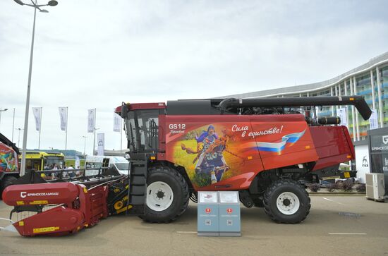 Сельскохозяйственная техника на выставке "Евразия – наш дом" в рамках Евразийского экономического форума в Парке науки и искусства "Сириус". Место: Россия, Федеральная территория "Сириус". Автор: Евгений Биятов/РИА Новости. ЕАЭС-2023. Работа форума