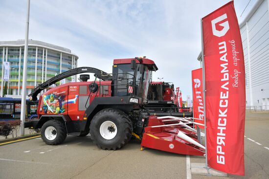 Сельскохозяйственная техника на выставке "Евразия – наш дом" в рамках Евразийского экономического форума в Парке науки и искусства "Сириус". Место: Россия, Федеральная территория "Сириус". Автор: Евгений Биятов/РИА Новости. ЕАЭС-2023. Работа форума