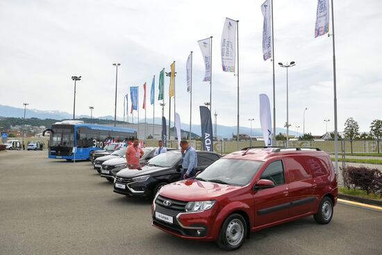 Автомобиль Lada e-Largus (на первом плане) на выставке "Евразия – наш дом" в рамках Евразийского экономического форума в Парке науки и искусства "Сириус". Место: Россия, Федеральная территория "Сириус". Автор: Евгений Биятов/РИА Новости. ЕАЭС-2023. Работа форума