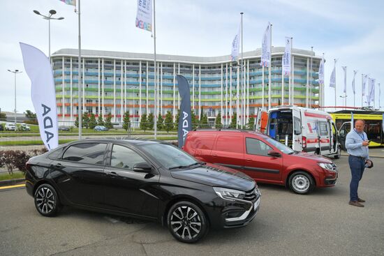 Автомобиль Lada Vesta Aura (на первом плане) на выставке "Евразия – наш дом" в рамках Евразийского экономического форума в Парке науки и искусства "Сириус". Место: Россия, Федеральная территория "Сириус". Автор: Евгений Биятов/РИА Новости. ЕАЭС-2023. Работа форума