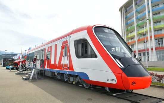 Электропоезд "Иволга" на выставке "Евразия – наш дом" в рамках Евразийского экономического форума в Парке науки и искусства "Сириус". Место: Россия, Федеральная территория "Сириус". Автор: Евгений Биятов/РИА Новости. ЕАЭС-2023. Работа форума