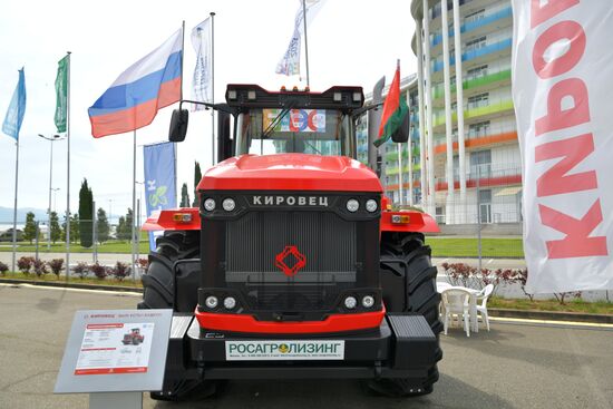 Трактор "Кировец" К-7М на выставке "Евразия – наш дом" в рамках Евразийского экономического форума в Парке науки и искусства "Сириус". Место: Россия, Федеральная территория "Сириус". Автор: Евгений Биятов/РИА Новости. ЕАЭС-2023. Работа форума
