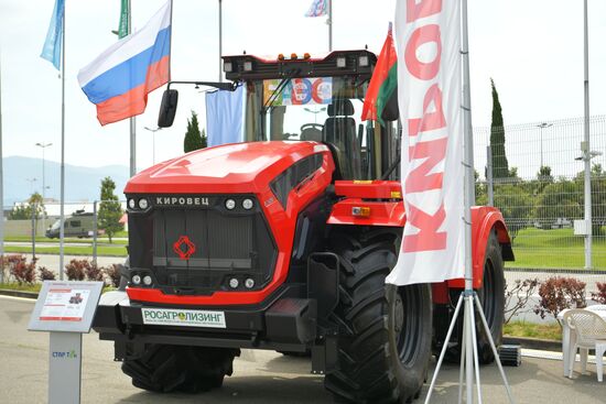 Трактор "Кировец" К-7М на выставке "Евразия – наш дом" в рамках Евразийского экономического форума в Парке науки и искусства "Сириус". Место: Россия, Федеральная территория "Сириус". Автор: Евгений Биятов/РИА Новости. ЕАЭС-2023. Работа форума