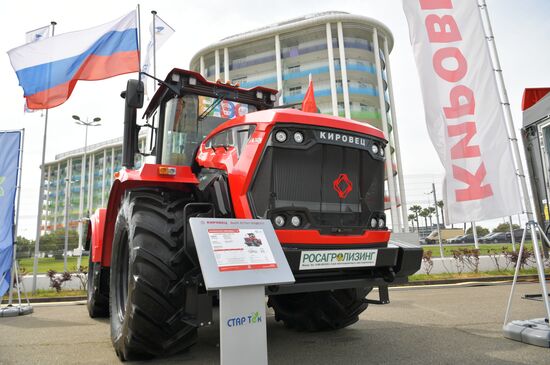 Трактор "Кировец" К-7М на выставке "Евразия – наш дом" в рамках Евразийского экономического форума в Парке науки и искусства "Сириус". Место: Россия, Федеральная территория "Сириус". Автор: Евгений Биятов/РИА Новости. ЕАЭС-2023. Работа форума
