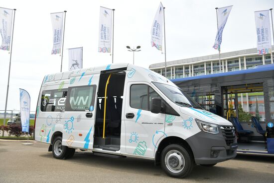 Электромобиль ГАЗель e-NN на выставке "Евразия – наш дом" в рамках Евразийского экономического форума в Парке науки и искусства "Сириус". Место: Россия, Федеральная территория "Сириус". Автор: Евгений Биятов/РИА Новости. ЕАЭС-2023. Работа форума