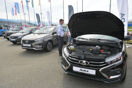 Автомобиль Lada Vesta Aura (на первом плане) на выставке "Евразия – наш дом" в рамках Евразийского экономического форума в Парке науки и искусства "Сириус". Место: Россия, Федеральная территория "Сириус". Автор: Евгений Биятов/РИА Новости. ЕАЭС-2023. Работа форума
