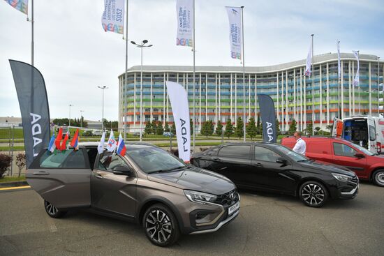 Автомобиль Lada Vesta SW (на первом плане) на выставке "Евразия – наш дом" в рамках Евразийского экономического форума в Парке науки и искусства "Сириус". Место: Россия, Федеральная территория "Сириус". Автор: Евгений Биятов/РИА Новости. ЕАЭС-2023. Работа форума