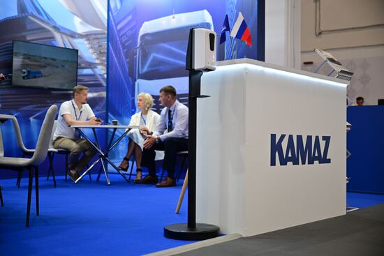 Стенд КамАЗАа на выставке Евразийского экономического форума на территории Парка науки и искусства "Сириус". Место: Россия, Федеральная территория "Сириус". Автор: Рамиль Ситдиков/РИА Новости. ЕАЭС-2023. Работа форума