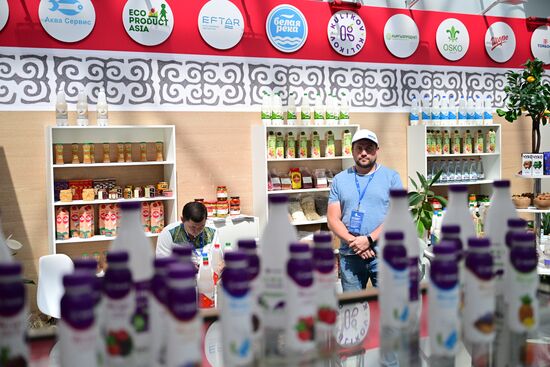 Стенд агрокомплекса Кыргызстана на выставке Евразийского экономического форума на территории Парка науки и искусства "Сириус". Место: Россия, Федеральная территория "Сириус". Автор: Рамиль Ситдиков/РИА Новости. ЕАЭС-2023. Работа форума