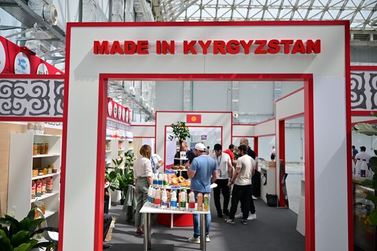 Стенд агрокомплекса Кыргызстана на выставке Евразийского экономического форума на территории Парка науки и искусства "Сириус". Место: Россия, Федеральная территория "Сириус". Автор: Рамиль Ситдиков/РИА Новости. ЕАЭС-2023. Работа форума