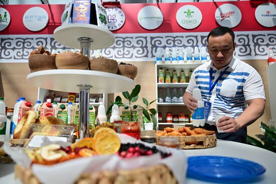 Стенд агрокомплекса Кыргызстана на выставке Евразийского экономического форума на территории Парка науки и искусства "Сириус". Место: Россия, Федеральная территория "Сириус". Автор: Рамиль Ситдиков/РИА Новости. ЕАЭС-2023. Работа форума