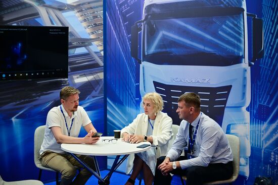 Стенд КамАЗАа на выставке Евразийского экономического форума на территории Парка науки и искусства "Сириус". Место: Россия, Федеральная территория "Сириус". Автор: Рамиль Ситдиков/РИА Новости. ЕАЭС-2023. Работа форума